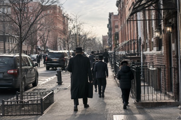 Walking Tour of Contrast ! Local Brooklyn / Williamsburg /Jewish Quarter/Hipster Area/Brooklyn /Art local.